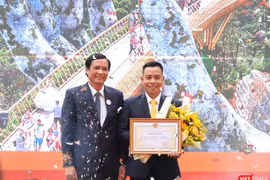 Ông Trần Văn Miên - Phó Chủ tịch UBND Thành phố Đà Nẵng trao tặng Bằng khen cho Công ty Cổ phần Dịch vụ Cáp treo Bà Nà vì đã có thành tích đóng góp xuất sắc cho sự phát triển của du lịch Đà Nẵng giai đoạn 2009-2019.
