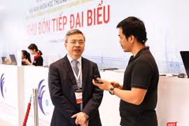 GS.TS Phạm Minh Thông Chủ tịch Hội Điện quang và Y học hạt nhân Việt Nam (bìa trái) trả lời phỏng vấn VietTimes