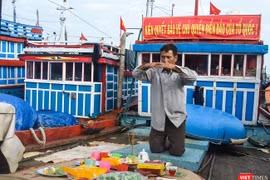 "KIÊN QUYẾT BẢO VỆ CHỦ QUYỀN BIỂN ĐẢO CỦA TỔ QUỐC!" - Đó là dòng khẩu hiệu được các ngư dân Lý Sơn treo trang trọng trên thuyền.