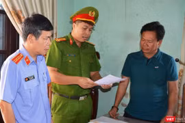 Cơ quan Cảnh sát điều tra Công an Quảng Nam tống đạt quyết định khởi tố vụ án hình sự, khởi tố bị can, bắt tạm giam 4 tháng đối với Lê Tự Trung, nguyên là cán bộ Trung tâm phát triển quỹ đất Điện Bàn (Ảnh Xuân Mai)