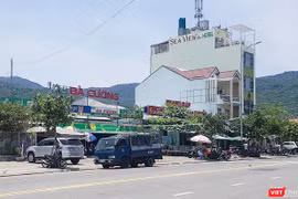 Theo ông Hoàng Công Thanh-Phó Chủ tịch UBND quận Sơn Trà, các trường hợp nhà hàng quán ăn xây dựng không phép này đã tồn tại từ lâu