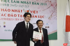Trong khuôn khổ sự kiện Lễ hội giao lưu văn hóa Việt – Nhật & Ngày hội việc làm Nhật Bản 2019, Tập đoàn Suganuma, Eiseikai, Aijinkai và M&K (Nhật Bản) đã trao cho ĐH Đông Á gói học bổng 1,200 suất, trị giá 12 tỷ đồng cho sinh viên ngành Điều dưỡng ĐH Đông