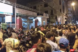 Người dân vạ vật, chờ xếp hàng lấy phiếu tiêm vacxin cho con từ đêm hôm trước