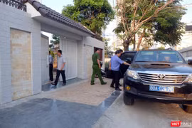 Lực lượng chức năng tiến hành khám xét tại nhà riêng của ông Nguyễn Thanh Sang - nguyên Giám đốc Sở Tài chính TP Đà Nẵng, chiều 19/3.