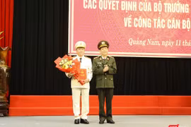 Trung tướng Nguyễn Văn Sơn - Thứ trưởng Bộ Công an trao quyết định bổ nhiệm Giám đốc Công an tỉnh Quảng Nam cho Đại tá Nguyễn Đức Dũng.