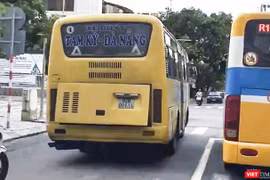 Xe buýt liên tỉnh Đà Nẵng-Quảng Ngãi chạy lấn làn khi vào nội đô Đà Nẵng (ảnh Sở GTVT Đà Nẵng cung cấp)