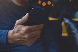 Deepfake đã trở thành công nghệ mới nhất được các mạng lưới lừa đảo trực tuyến áp dụng (Ảnh: CNN)