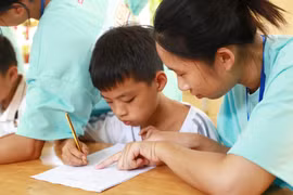Các giảng viên nhiệt tình chỉ dẫn cho các em trong suốt buổi học 