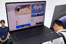 Máy tính xách tay đầu tiên của Huawei chạy trên HarmonyOS, hệ điều hành do hãng tự phát triển. Ảnh: Weibo.