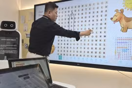 "Lớp học tương lai" của LG Electronics có bảng trắng kỹ thuật số được kết nối với trợ lý robot hỗ trợ AI. (Ảnh: Nami Matsuura)