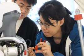Các công nhân tại Deep Robotics có trụ sở tại Hàng Châu đang gỡ lỗi một robot hình người vào ngày 28 tháng 2. Ảnh: Xinhua.