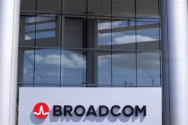Logo của công ty Broadcom Limited ở văn phòng tại Irvine, California, Mỹ. Ảnh: Reuters.