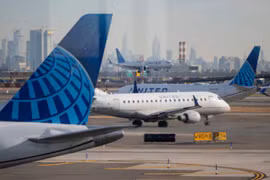 Máy bay của United Airlines chuẩn bị cất cánh tại Sân bay quốc tế Newark Liberty. Ảnh: Reuters.