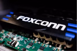 Hệ thống truyền động xe điện hai bánh của Foxconn được trưng bày tại ngày hội công nghệ thường niên của Foxconn ở Đài Bắc, Đài Loan. Ảnh: Reuters.