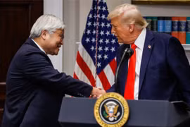 Tổng thống Mỹ Donald Trump và CEO TSMC CC Wei bắt tay nhau tại Nhà Trắng ở Washington vào hôm 3/3. Ảnh: SCMP.