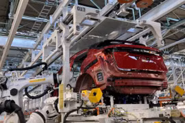 Hệ thống lắp đặt hệ thống truyền động của Nissan Motor với cấu trúc pallet hai lớp. Ảnh: Reuters.