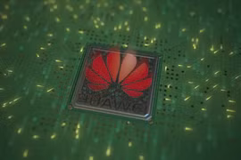 Hình minh họa logo Huawei trên một con chip gắn vào bảng mạch máy tính (Ảnh: SCMP)