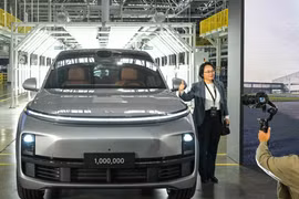 Một vị khách tạo dáng chụp ảnh với chiếc xe thứ 1 triệu của hãng sản xuất ô tô Trung Quốc Li Auto trong buổi lễ ra mắt tại Thường Châu (Ảnh: SCMP)