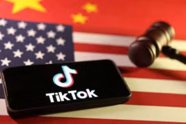 Hàng loạt người dùng TikTok tại Mỹ đang đổ xô sang các ứng dụng thay thế. Ảnh: Reuters.