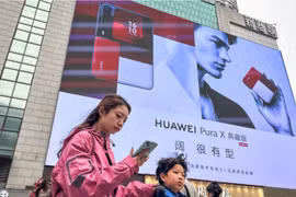 Một biển quảng cáo giới thiệu điện thoại thông minh Huawei Pura X Classic Edition tại Trùng Khánh, Trung Quốc. Ảnh: SCMP.