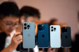 Các mẫu iPhone 15 Pro tại một cửa hàng Apple ở Thượng Hải, Trung Quốc (Ảnh: Reuters)