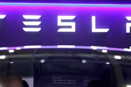 Logo của Tesla được trưng bày tại triển lãm Everything Electric tại trung tâm triển lãm và hội nghị quốc tế ExCeL London (Ảnh: Reuters)