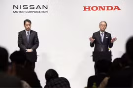 Makoto Uchida, chủ tịch kiêm giám đốc điều hành của Nissan Motor, và Toshihiro Mibe, chủ tịch kiêm giám đốc điều hành của Honda. Ảnh: Reuters.