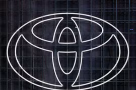 Logo của Toyota được nhìn thấy tại Triển lãm ô tô Tokyo. Ảnh: Reuters.