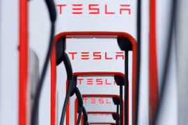 Thiết bị sạc xe Tesla được trưng bày tại Los Angeles, California, Hoa Kỳ (Ảnh: Reuters)