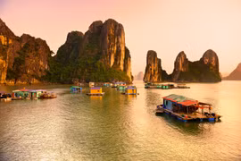 Làng Chài Cửa Vạn, Việt Nam. 