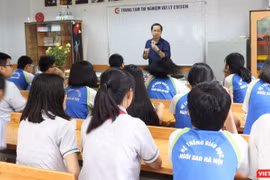 Học sinh chăm chú nghe giảng những kiến thức về vật lý trước khi bắt tay vào thực hành