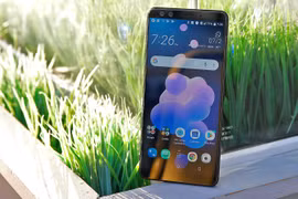HTC U12+. Ảnh: Gizmodo