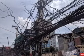 Một cây cột điện có hình thù "kỳ quái" trên đường Minh Khai.