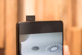Khi kích hoạt tính năng selfie, camera trước của Vivo Apex Fullview sẽ tự động trồi lên. Nguồn: CNET