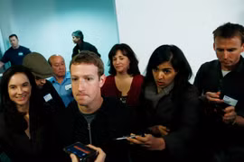 Mark Zuckerberg và Facebook đang vướng phải rắc rối chưa từng có. Nguồn: BI
