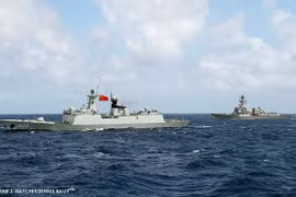 Hai tàu chiến của Hải Quân Mỹ đang hoạt động tuần tra trên biển Đông. Nguồn: CNN