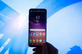 Galaxy S9 với nhiều cải tiến đáng giá có đủ khả năng để soán ngôi iPhone X. Nguồn: CNET