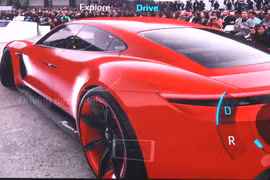 Chỉ chút nữa chiếc Porsche Mission E. đã lao vào đám đông. Nguồn: Huawei
