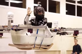 Ứng dụng công nghệ chế tạo drone, anh em Mickenbecker có thể khiến chiếc bồn tắm bay cao tới gần 30 mét. Nguồn: Business Insider