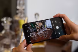 P20 Pro là smartphone đầu tiên trên thế giới với cụm 3 camera phía sau. Nguồn: CNET