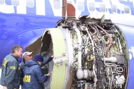 Động cơ trên chiếc Boeing 737-700 đã phát nổ giữa bầu trời gây nên nỗi kinh hoàng cho hành khách. Nguồn: CBS