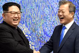 Chủ tịch Triều Tiên Kim Jong Un vui vẻ bắt tay Tổng thống Hàn Quốc Moon Jae-in tại khu phi quân sự (DMZ). Nguồn: Reuters