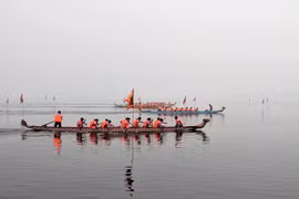 Lễ hội đua thuyền rồng đầu tiên tại Hà Nội thu hút hàng nghìn người đến xem