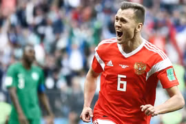 Dennis Cheryshev lập cú đúp giúp đội chủ nhà thắng đậm 5-0 trước Saudi Arabia. Ảnh: TheGuardian