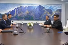 Chủ tịch Triều Tiên Kim Jong Un và Tổng thống Hàn Quốc, Moon Jae-in trong phòng họp kín (Yoonhap)