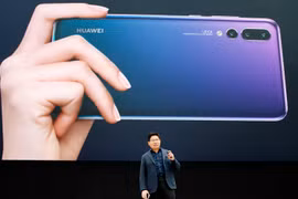 Giám đốc điều hành tập đoàn Huawei, Richard Yu trong lễ ra mắt Huawei P20 tại Le Grand Palais ở Paris hồi tháng 3. Ảnh: CNBC