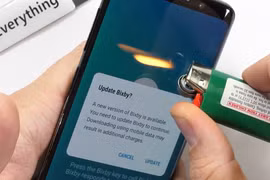 Màn hình của Galaxy S9 chịu được khoảng 20 giây dưới nguồn nhiệt trước khi điểm ảnh hóa trắng. Nguồn: JerryRiggEverything