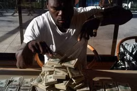 50 Cent, tên thật của anh là Curtis James Jackson III thành danh từ đầu những năm 2000 nhưng đã phải tuyên bố phá sản vì thói quen tiêu tiền hoang phí. Nguồn: TMZ