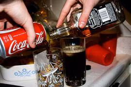 Trong lịch sử 126 năm của Coca-Cola, đây là lần đầu tiên hãng dự định ra mắt một loại thức uống có cồn. Popsugar