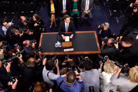 Ông Zuckerberg xuất hiện trong buổi điều trần về "Sự riêng tư trên Facebook, Truyền thông xã hội và Việc sử dụng và dụng dữ liệu" ngày 11/4. Nguồn: IE